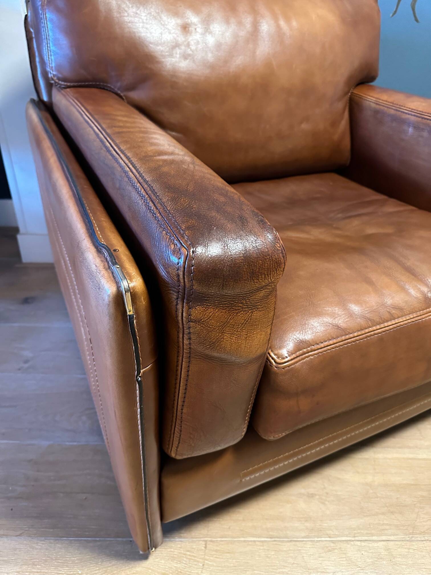 Ensemble de deux fauteuils en cuir de buffle.
