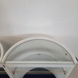 Armoire à barre vintage en forme de cylindre ouvrable, bois, laiton et verre.