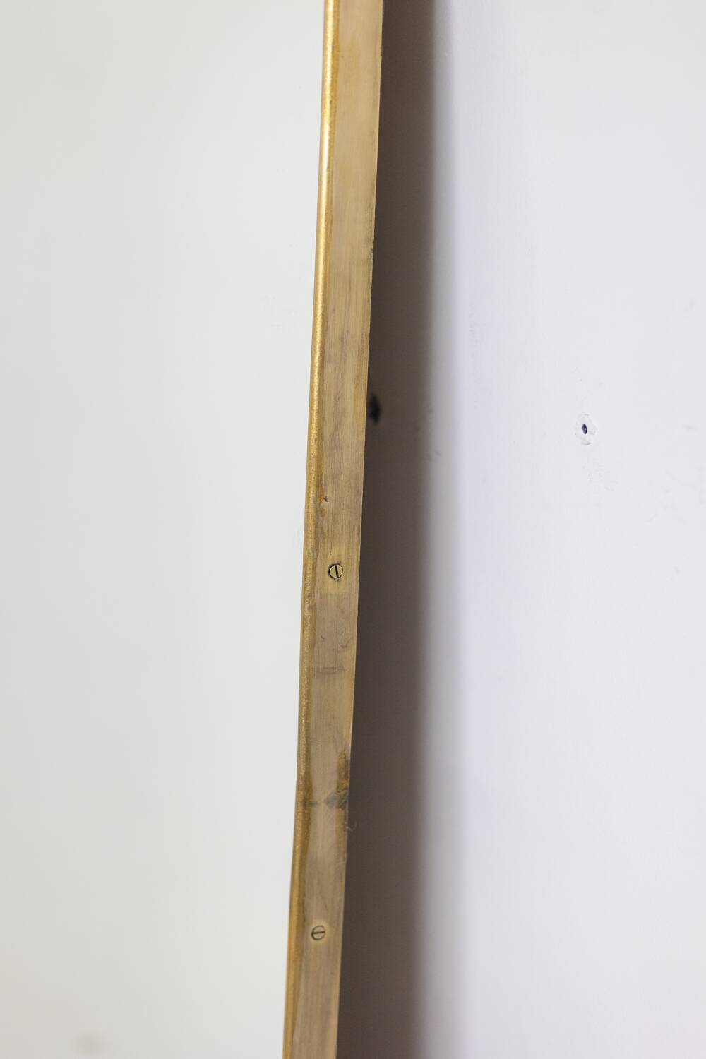 Paire de miroirs de forme « chapeau de gendarme », années 1970