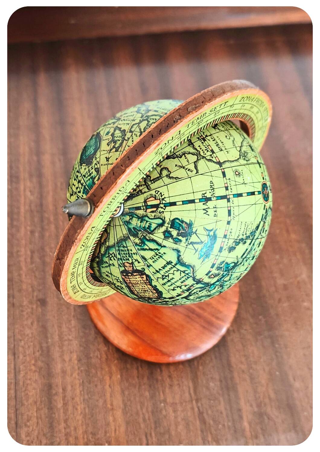 Globe terrestre en bois vintage