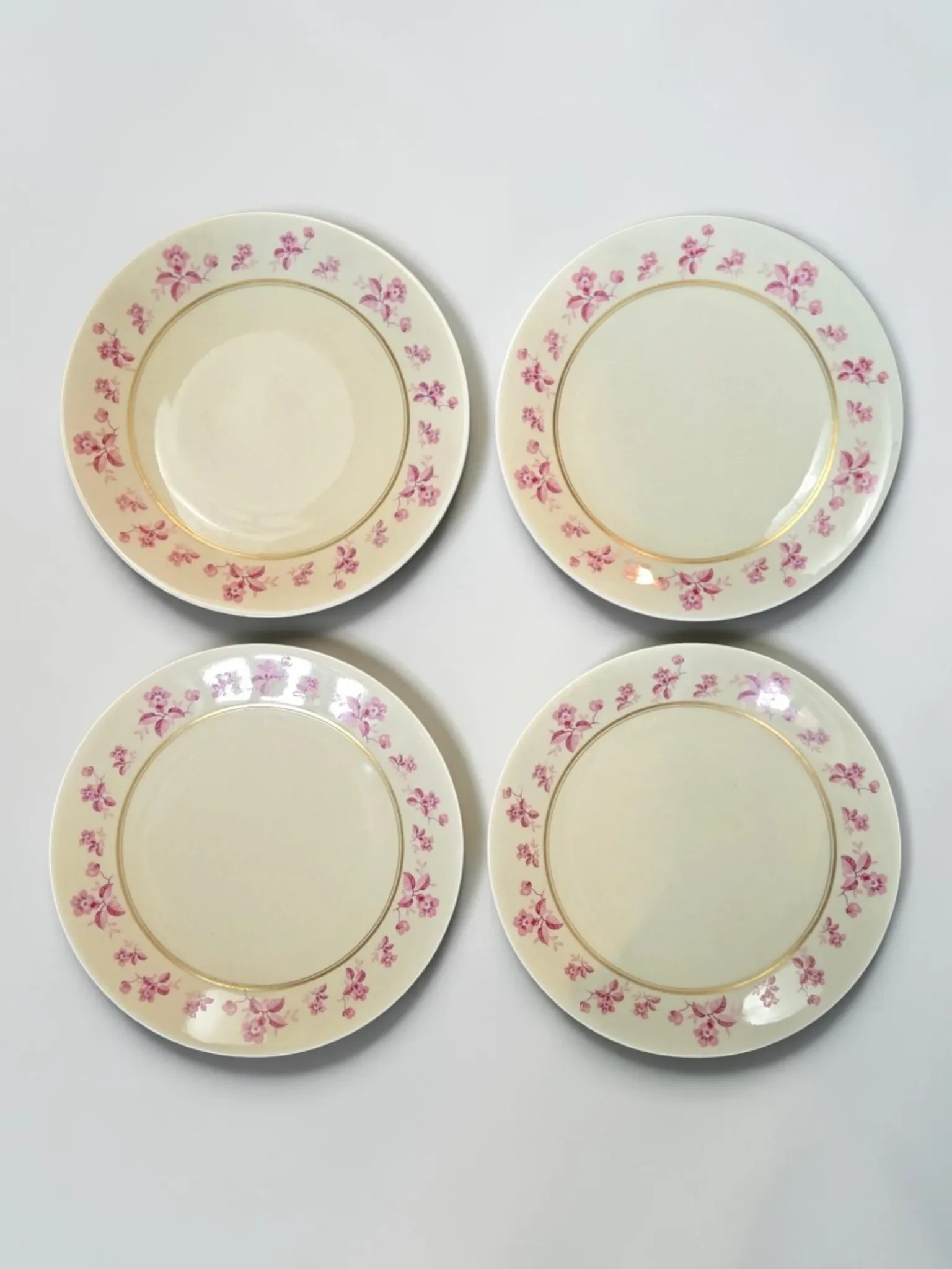 4 flat plates in fine Limoges porcelain from the Raynaud house.