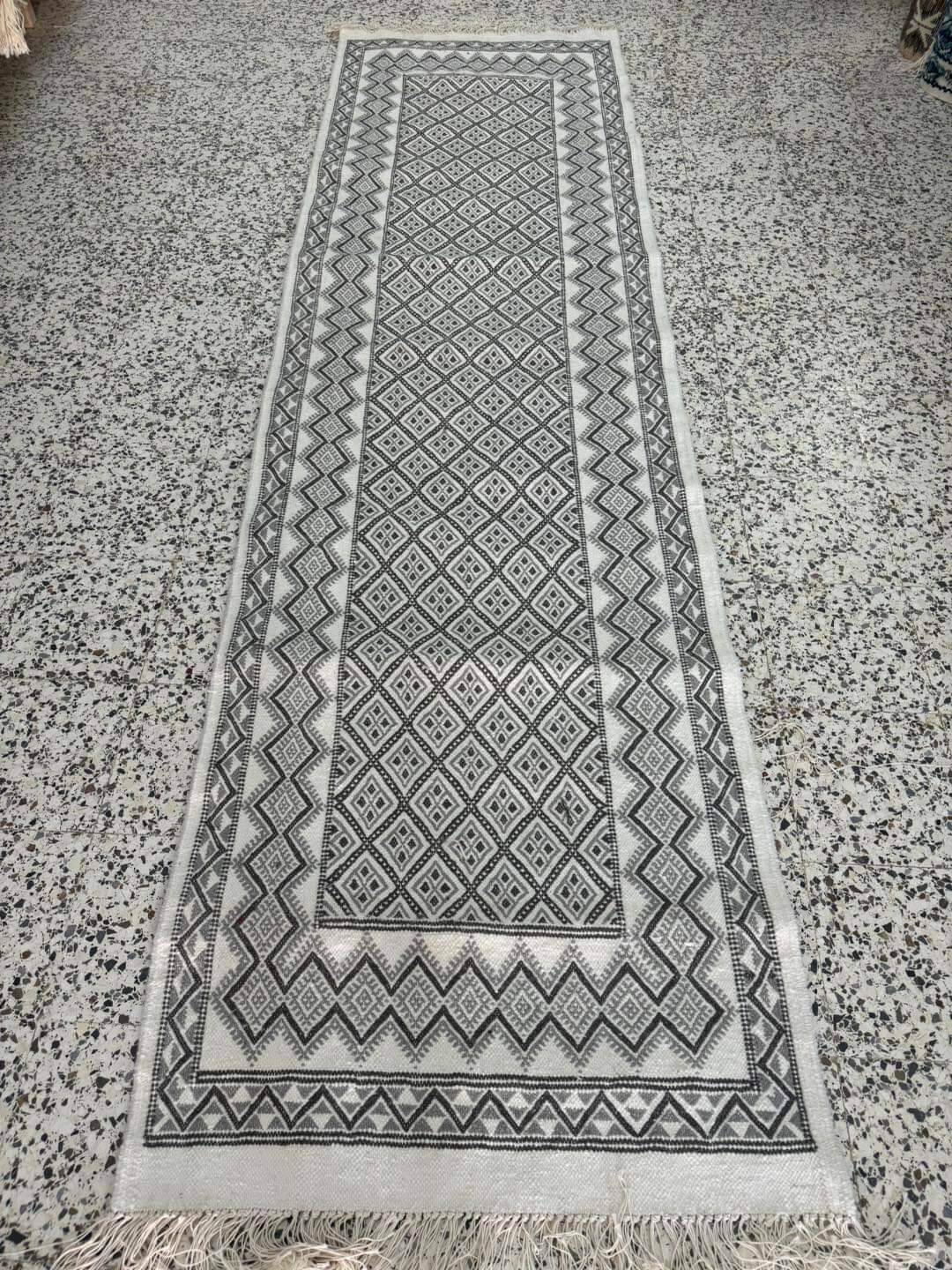 Hand-woven white and gray margoum rug