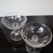 2 coupes à champagne anciennes en verre soufflé facetté