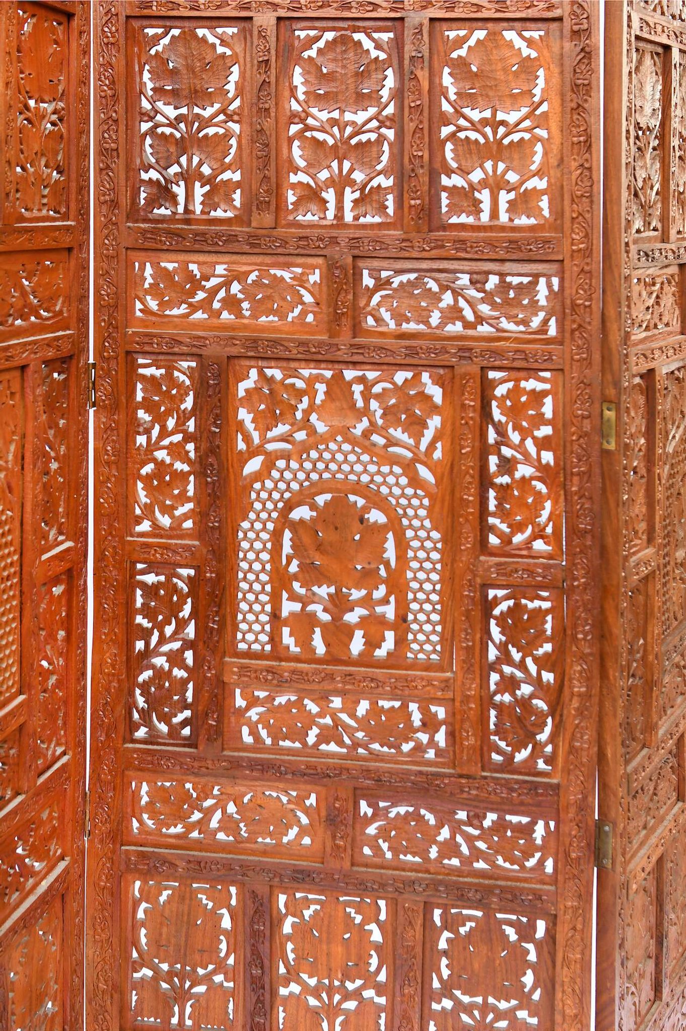 Indian screen with 4 leaves in teak wood with rich openwork decoration of grape leaves