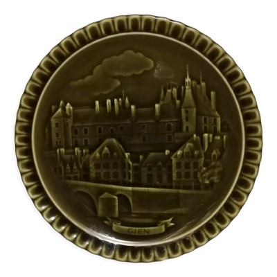 Assiette en barbotine Gien décor '' château de Gien