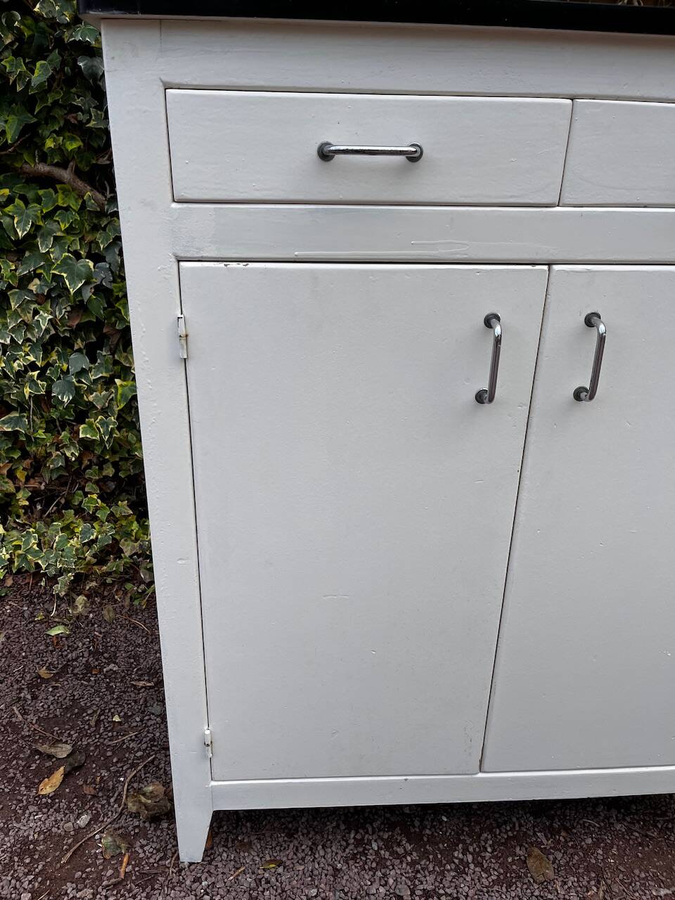 Vintage white sideboard with 2 doors and 2 drawers