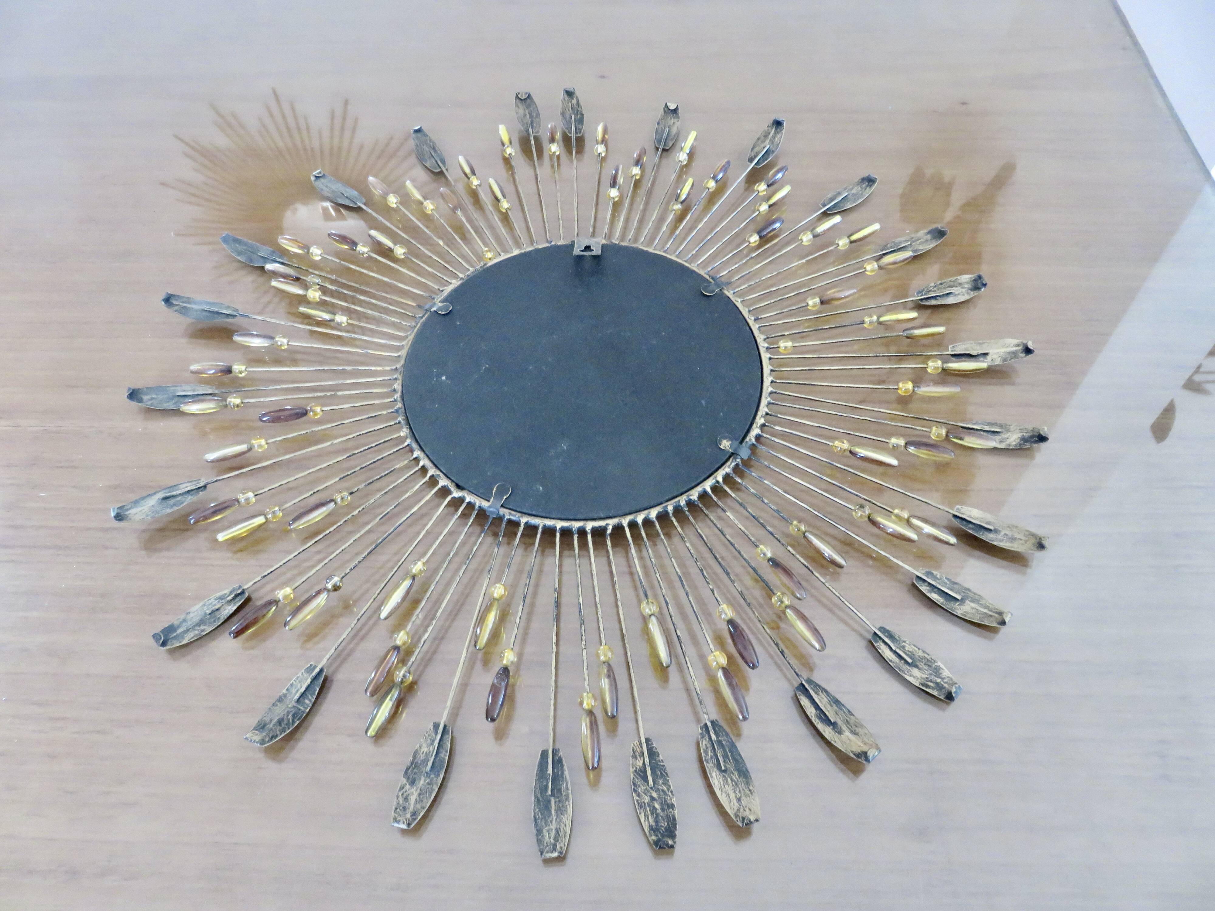 Miroir soleil mural en métal avec perles en résine ambre 1970 style Line Vautrin
