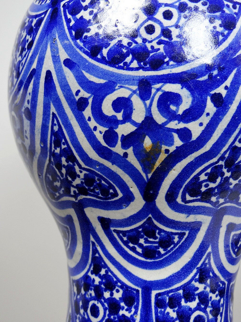 Large Moroccan vase/jar from Fès, handcrafted ceramic Khabia, 19th-20th century, cobalt.