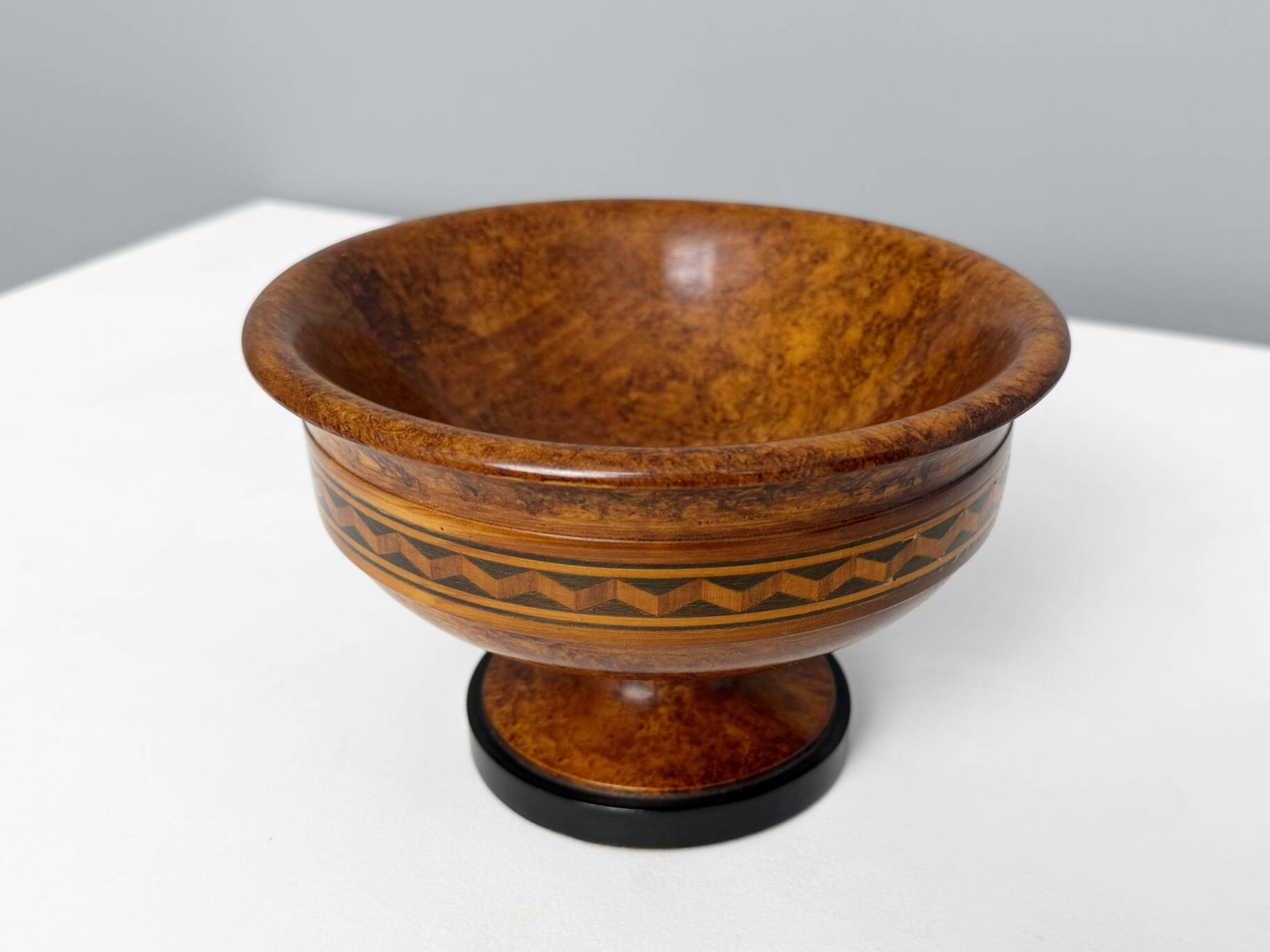 Grand Tour bowl with pedestal made of veined beech, inlays, England, 19th century