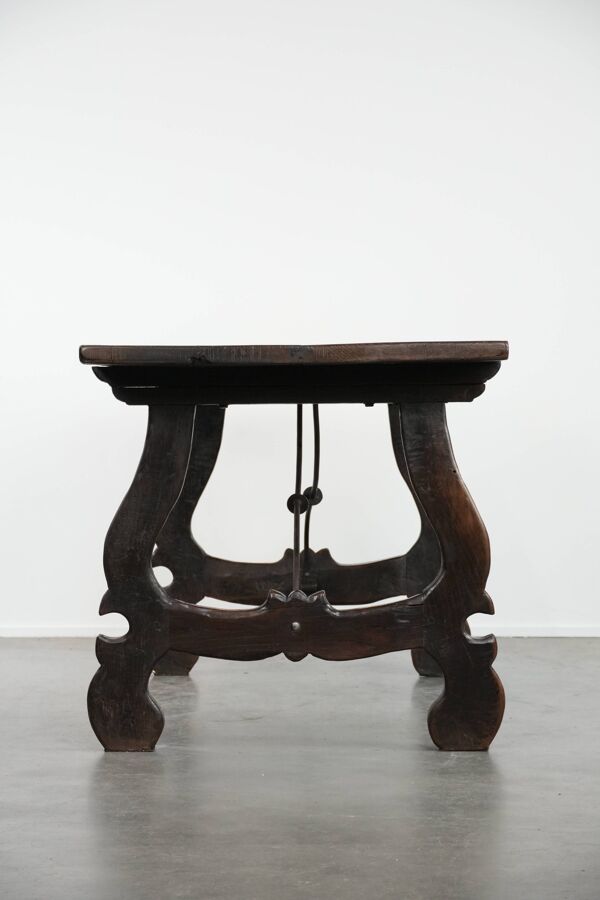 Table espagnole antique du début du XVIIIe siècle avec un pied en fonte.