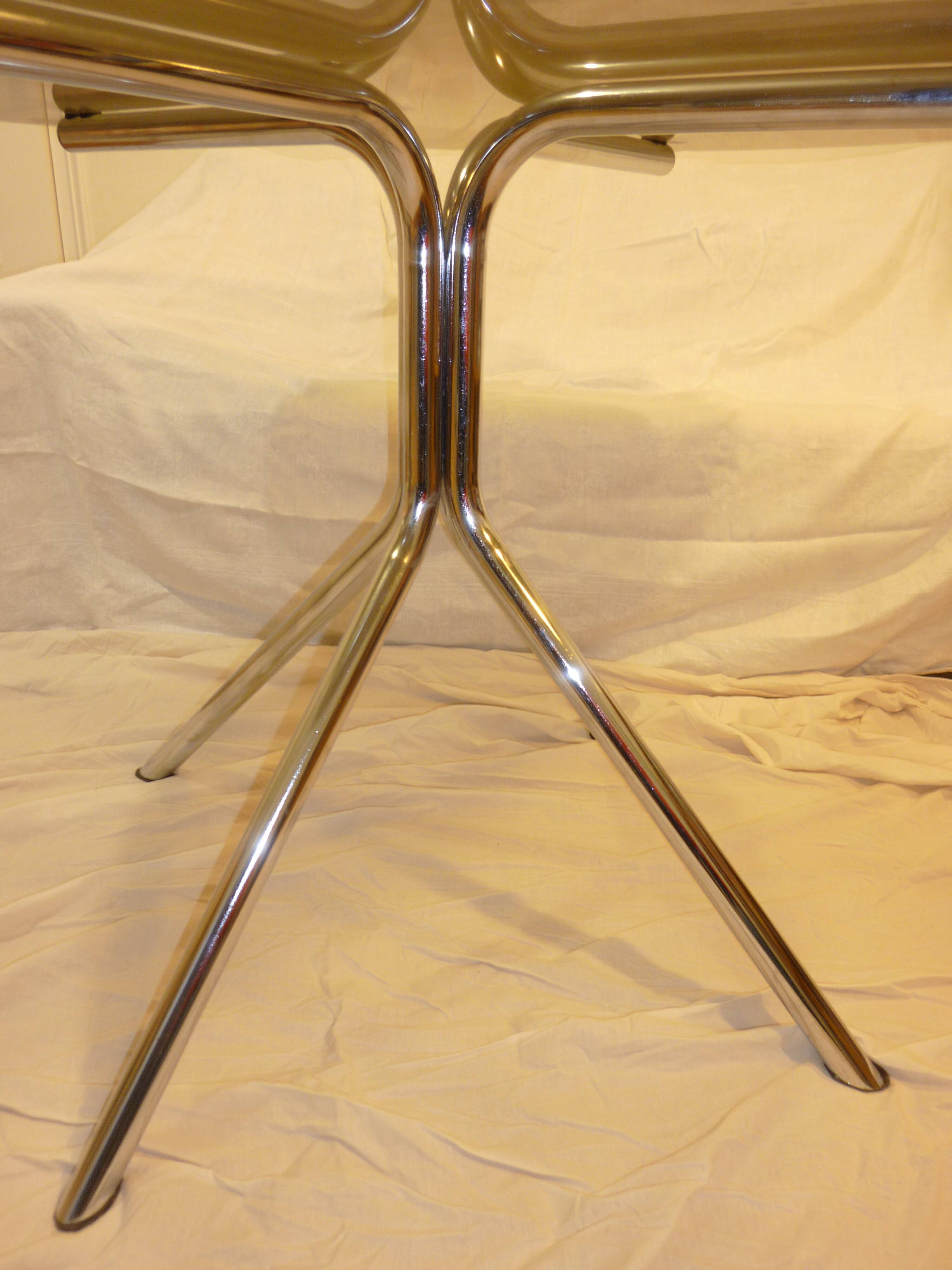 Table vintage 70 en verre légèrement fumé pieds chromés