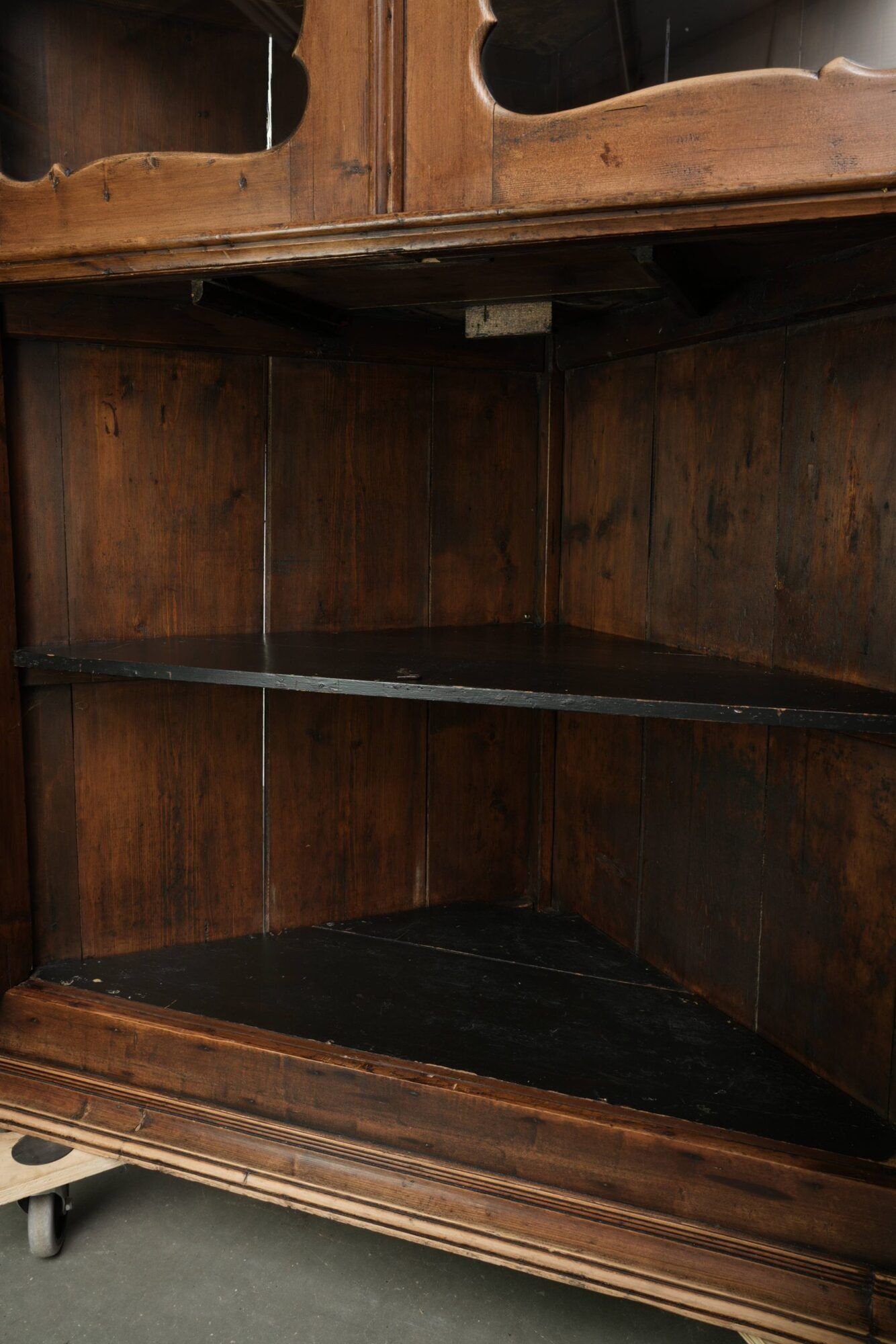 Practical old pine Dutch corner cabinet with nice details and patina