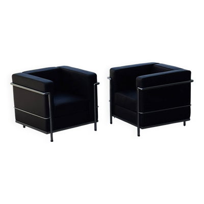 Paire de fauteuils modernistes en cuir brun