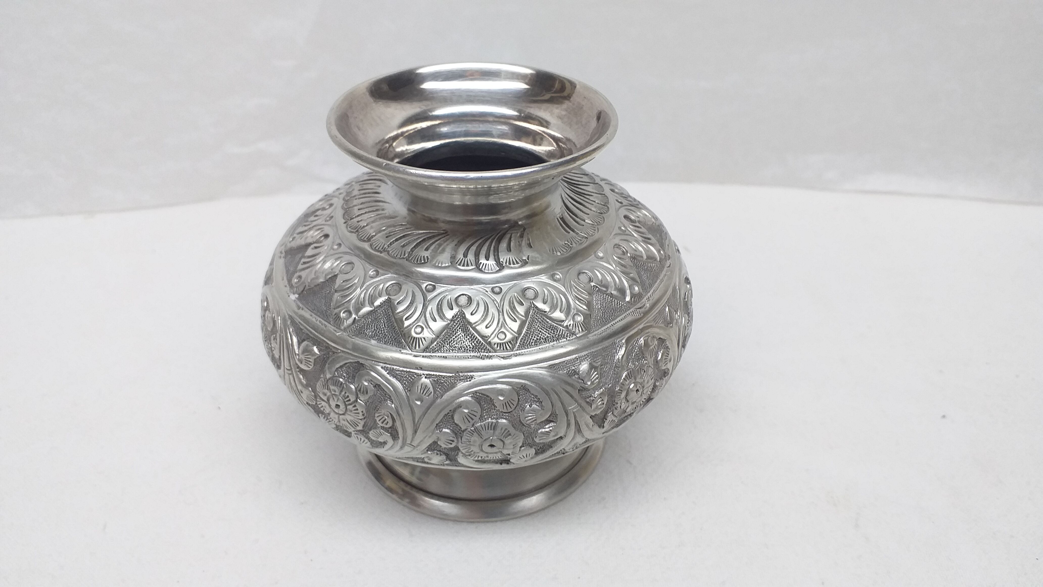 900 solid silver domed vase with floral motifs 196g