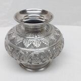 900 solid silver domed vase with floral motifs 196g