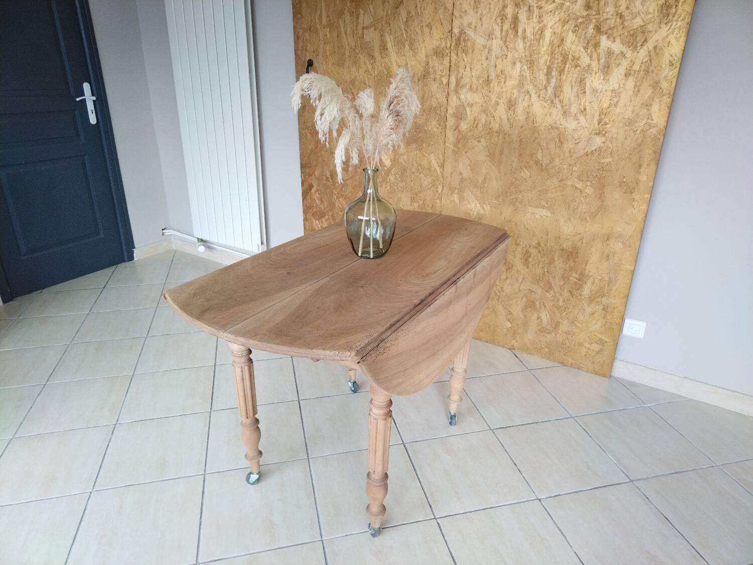 Round walnut shutter table