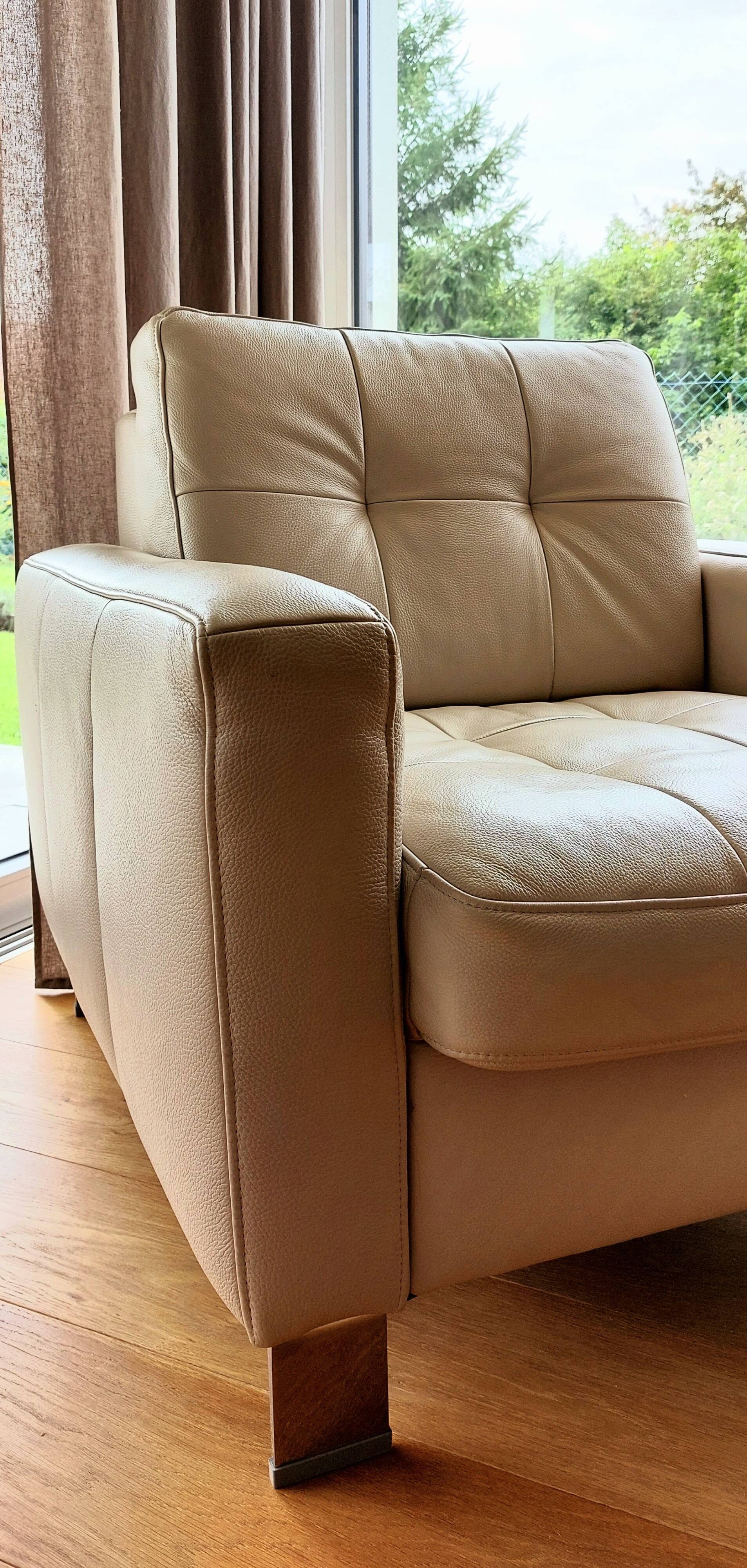 3/4 seater leather sofa + armchair – very good condition – value 3,261 euros