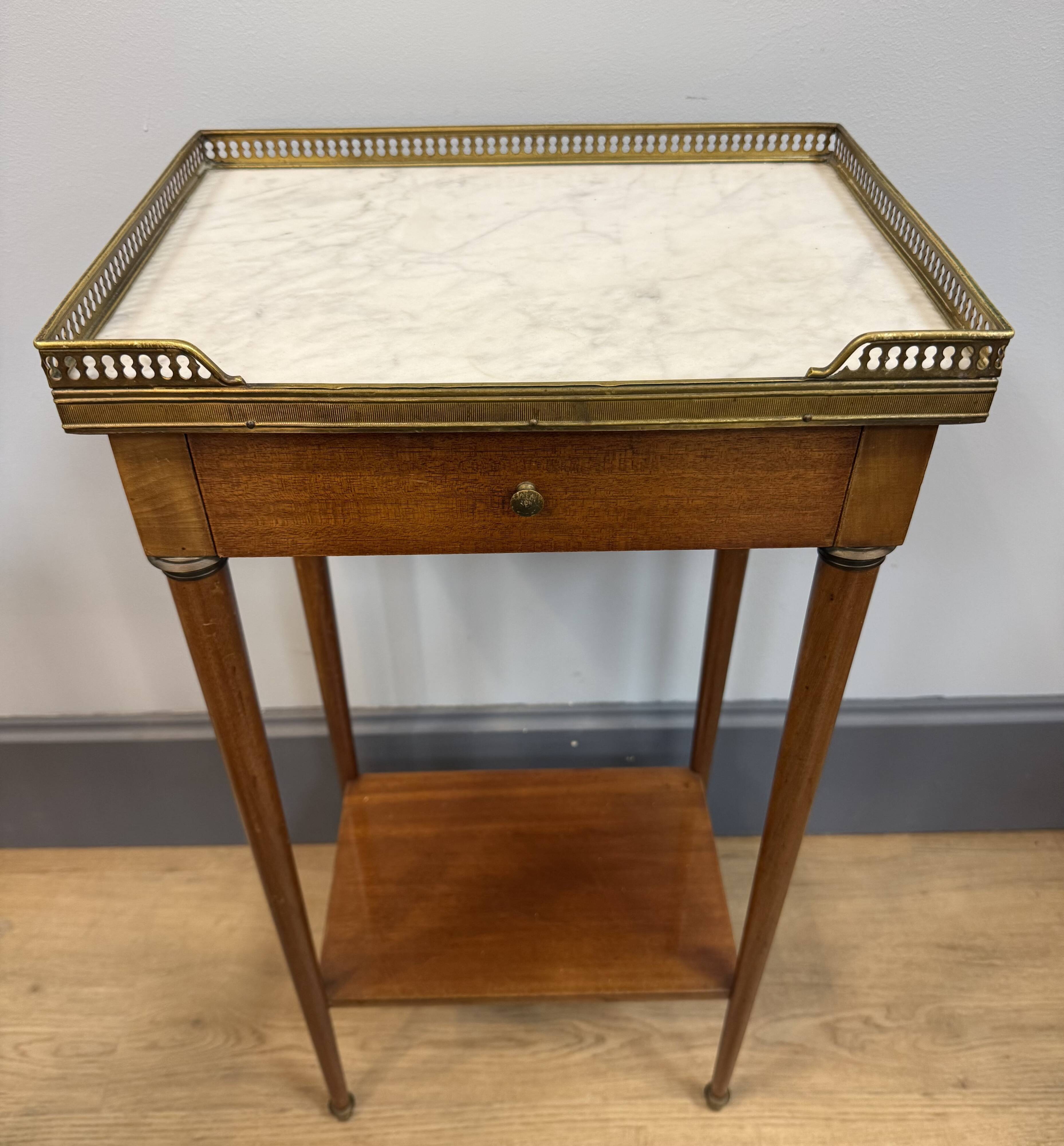 Paire de chevets style Louis XVI en acajou