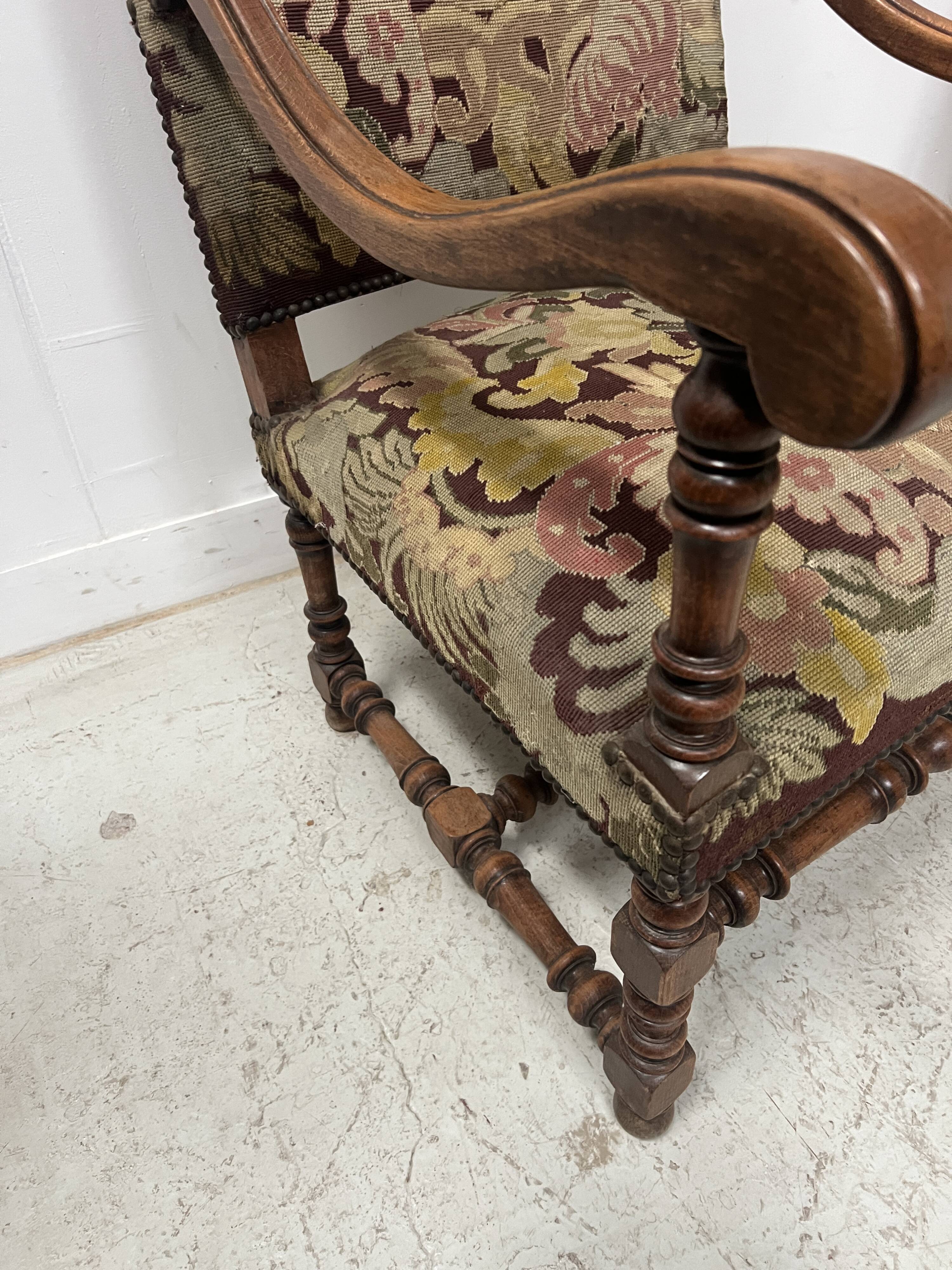 Paire de fauteuils de style Louis XIII a haut dossiers plats XX siècle