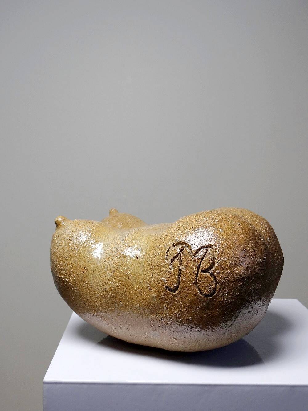 Small sculptural Venus in sandstone, bust of a woman, signed vintage, 90s