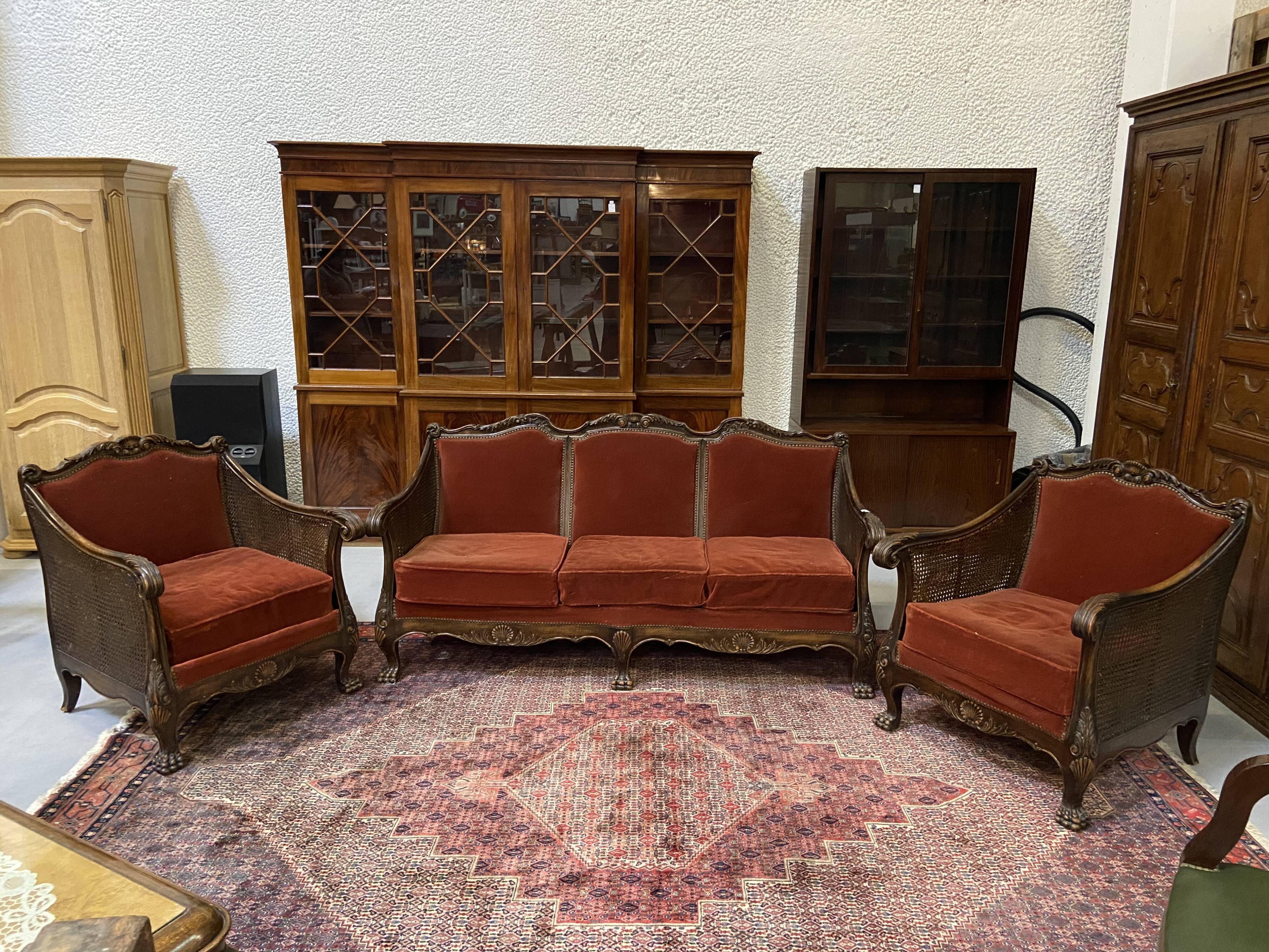 Salon baroque en velours bordeaux et bois
