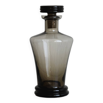 Carafe, bouteille ancienne en verre fumé avec bouchon sculpté.