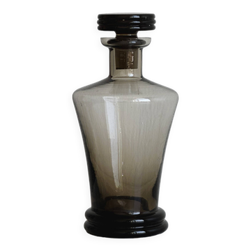 Carafe, bouteille ancienne en verre fumé avec bouchon sculpté.