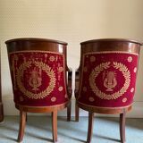 Paire de fauteuils Empire bordeaux à motif lyre , pieds sabre, accotoirs sculptés têtes de dauphin X