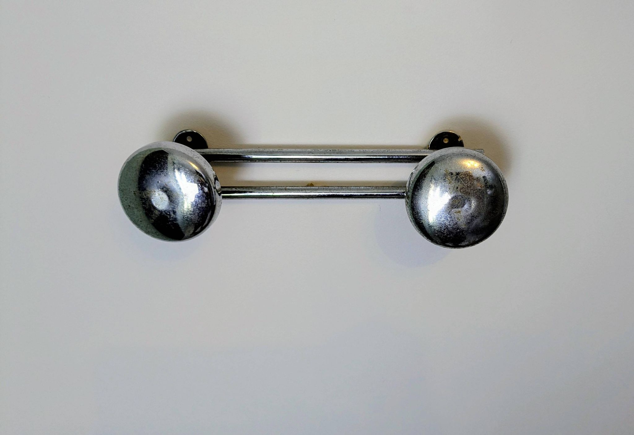 Double wall hook in chrome metal, vintage style.