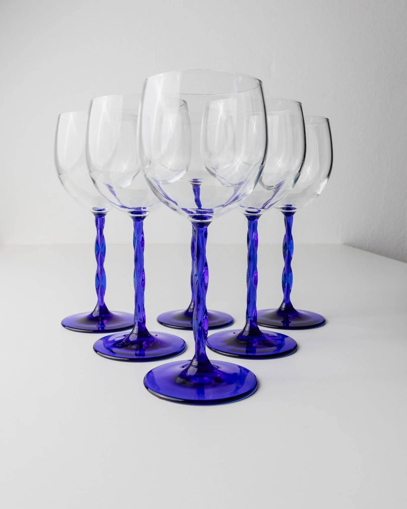 Six cobalt blue Murano glass wine glasses with twisted stems, 1970s Italy, elegant clear bowls
