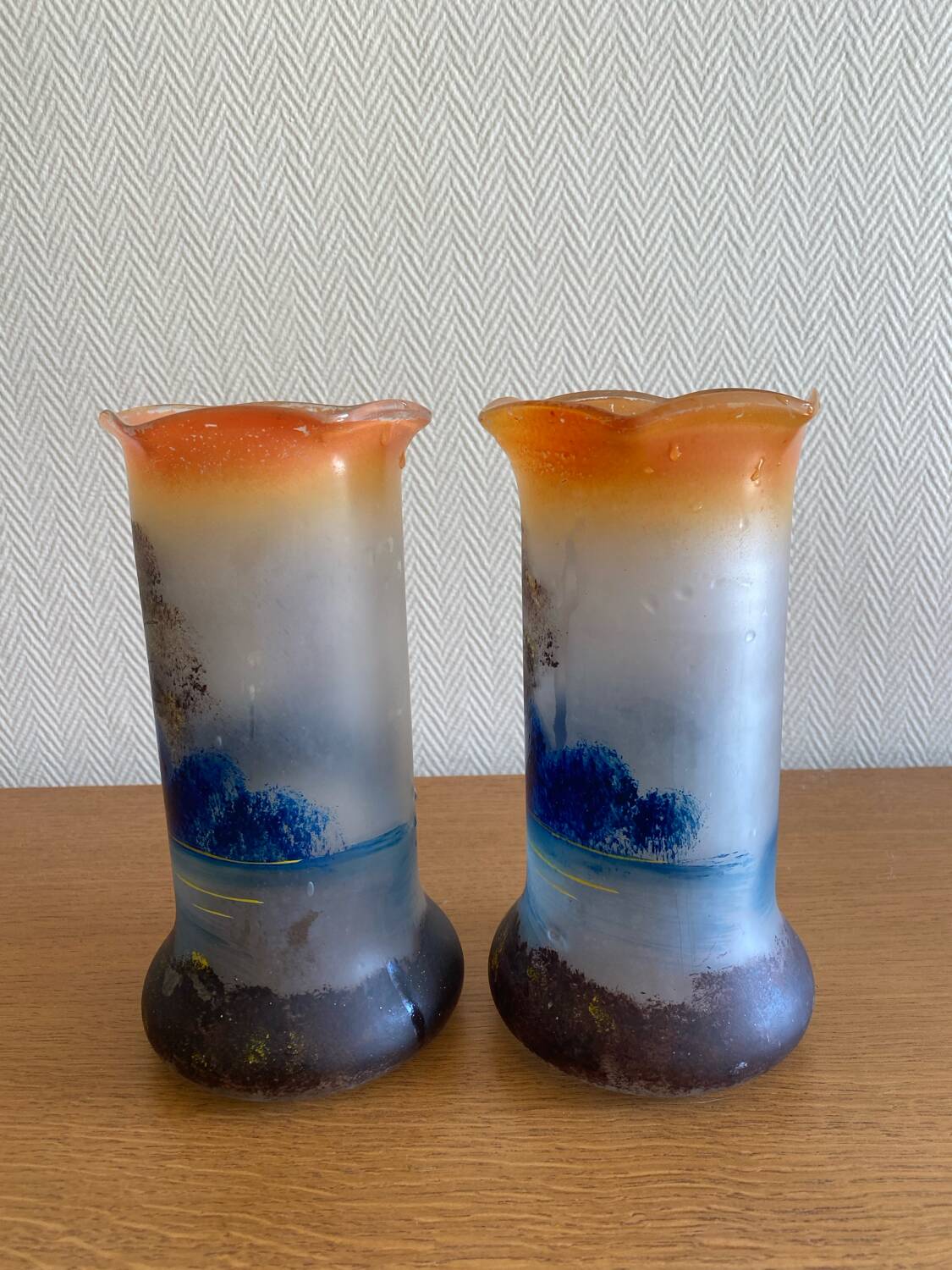 Paire de vases art nouveau en verre peint