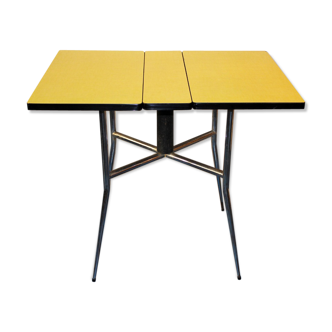 Folding table in formica