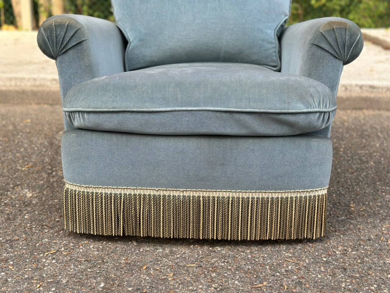 Vintage BUROV crapaud armchair in blue velvet with fringes – 1960s/70s