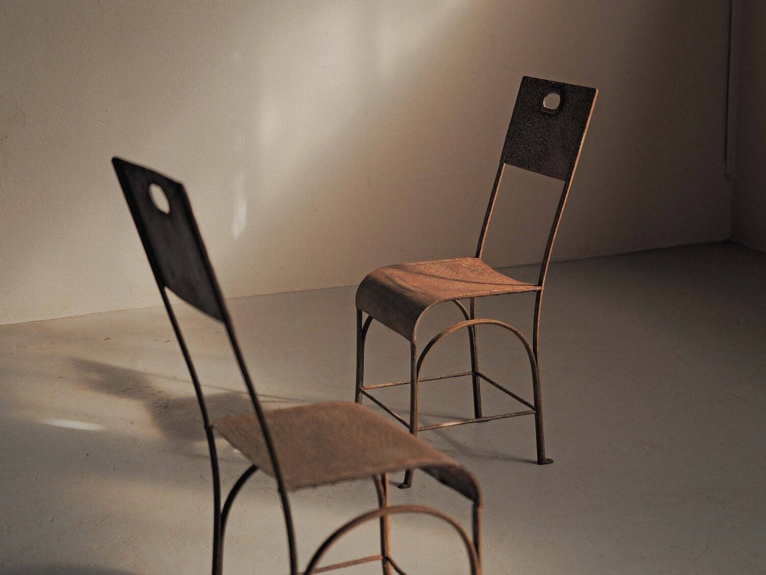 Paire de chaises en acier et tôle rivetée, vers 1920