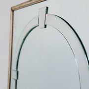 Grand miroir mural en verre biseauté de style Art Déco avec design d'arc architectural.