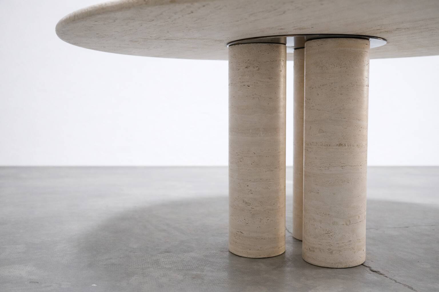 Round dining table in travertine – Ø 140 cm