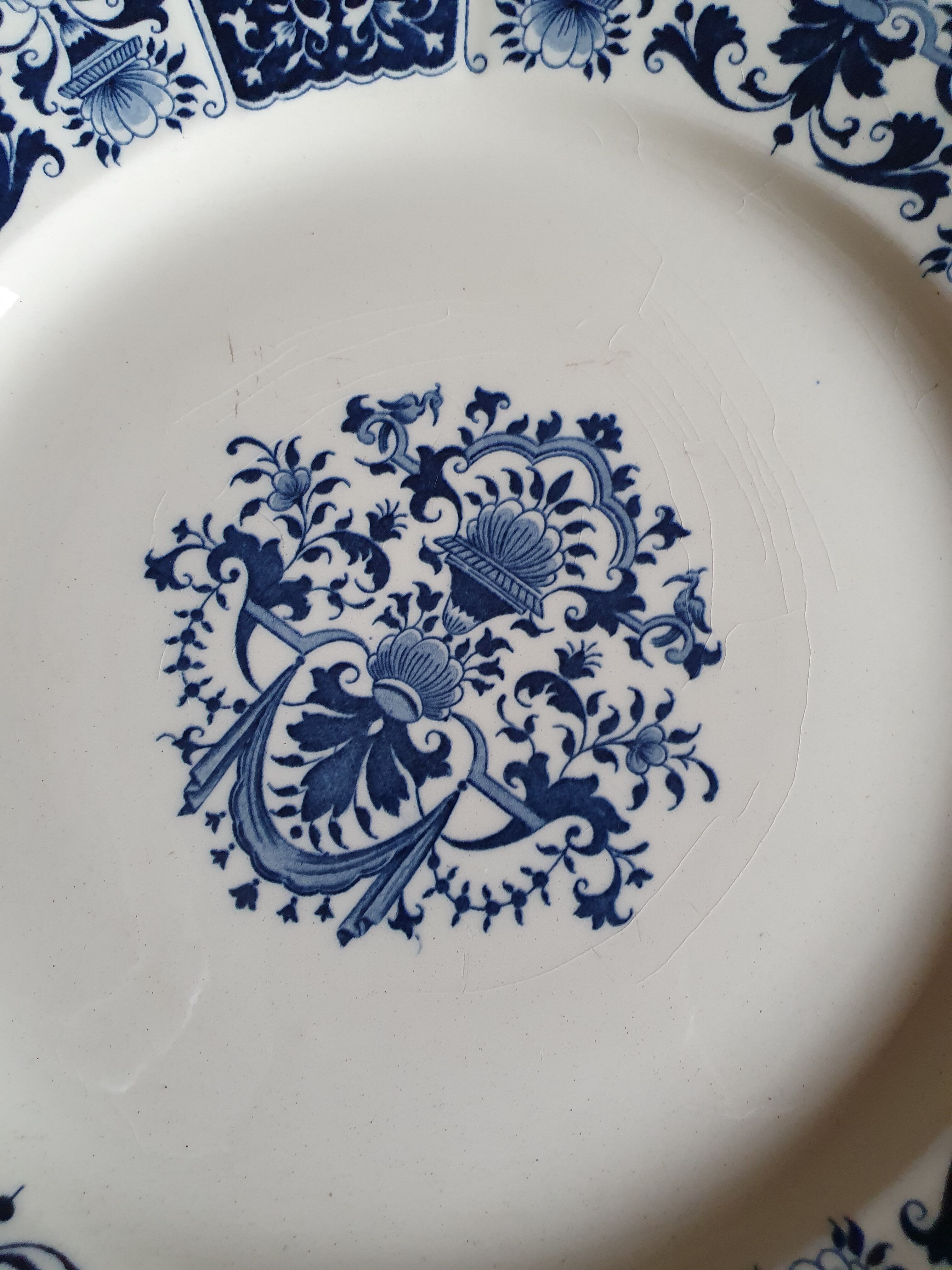 Pair of plates on presentation legs, terre de Fer Gien