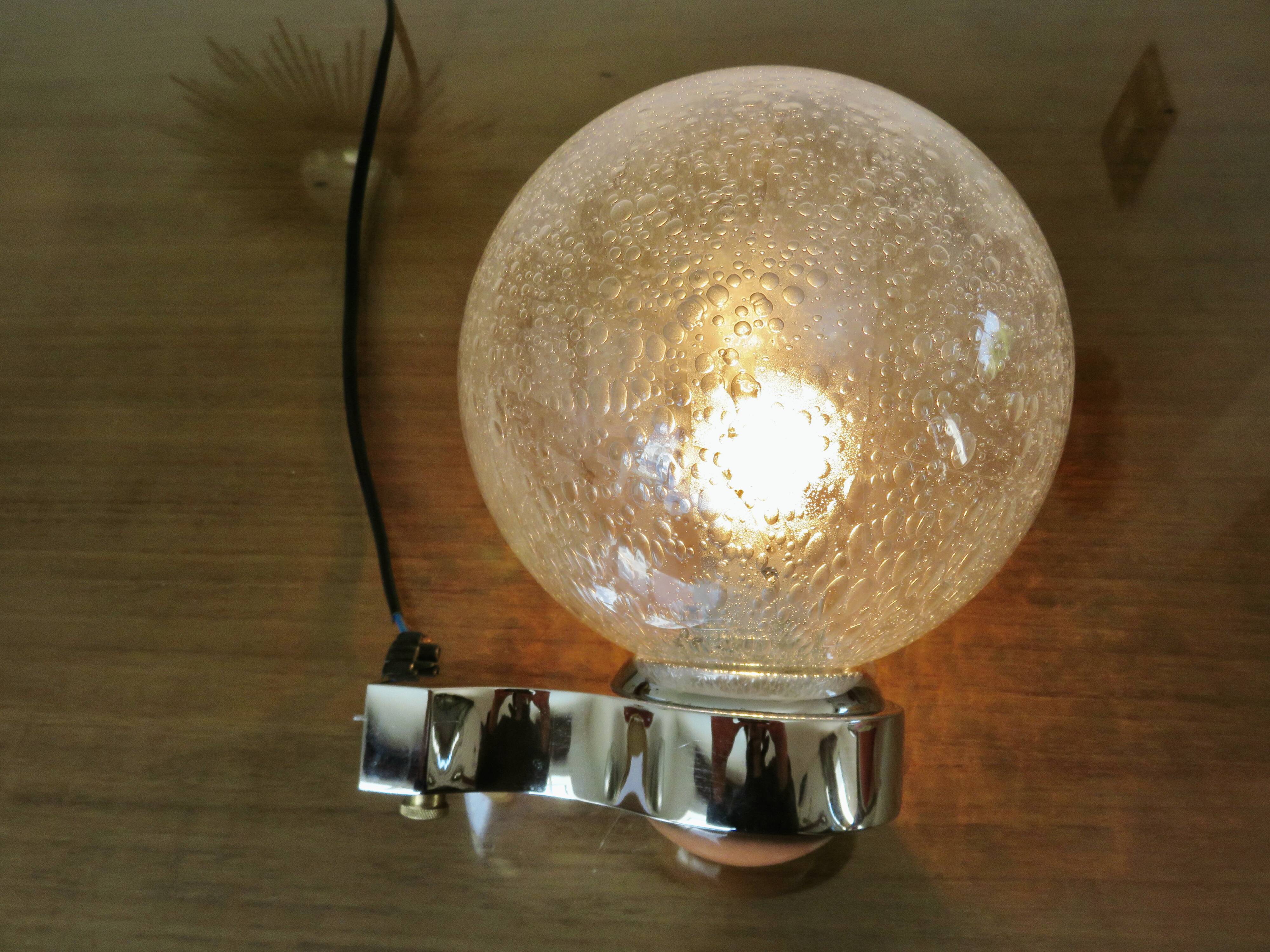 Applique Italienne en laiton chromé, céramique et verre bullé 1970