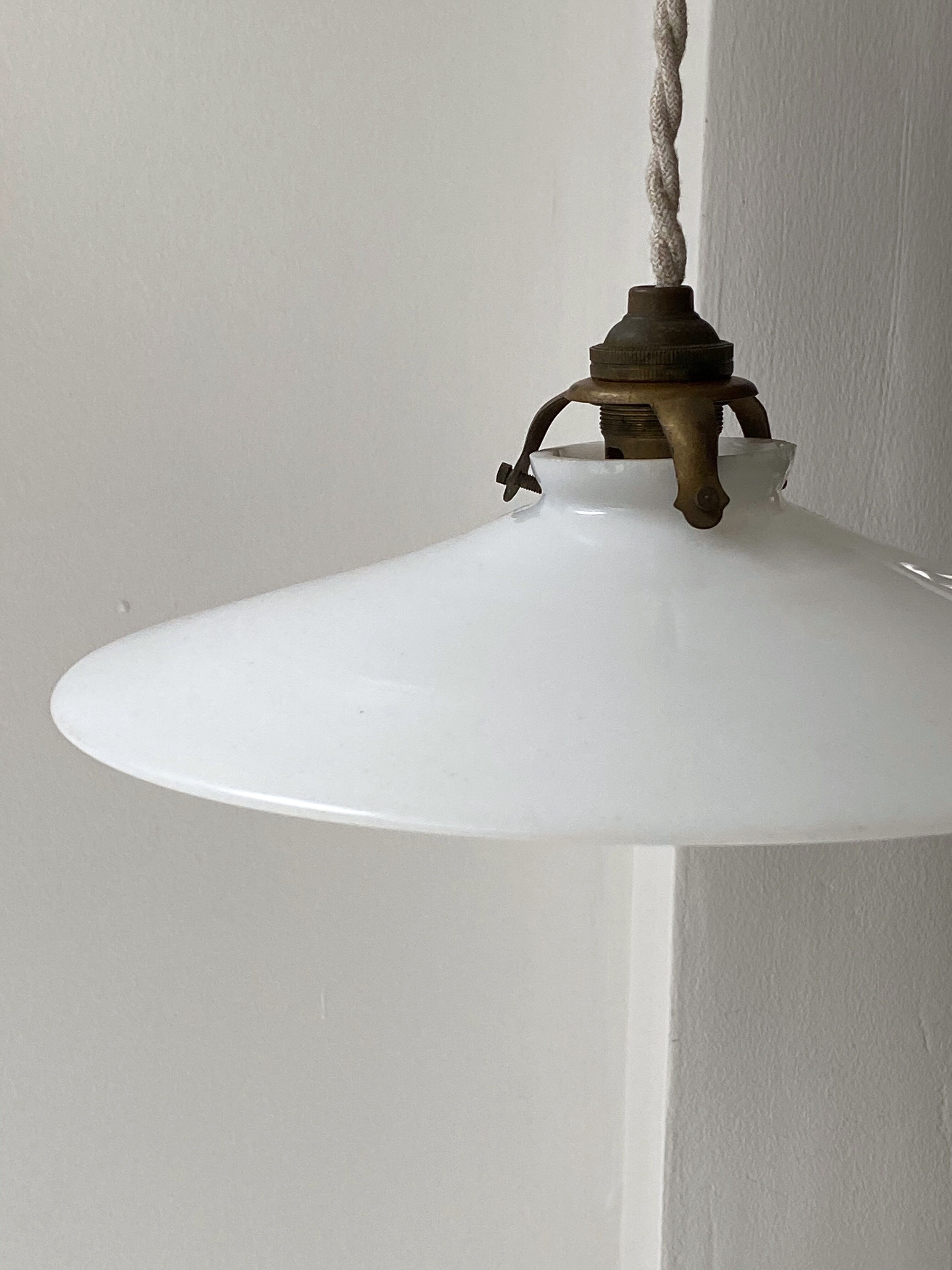 White opaline suspension