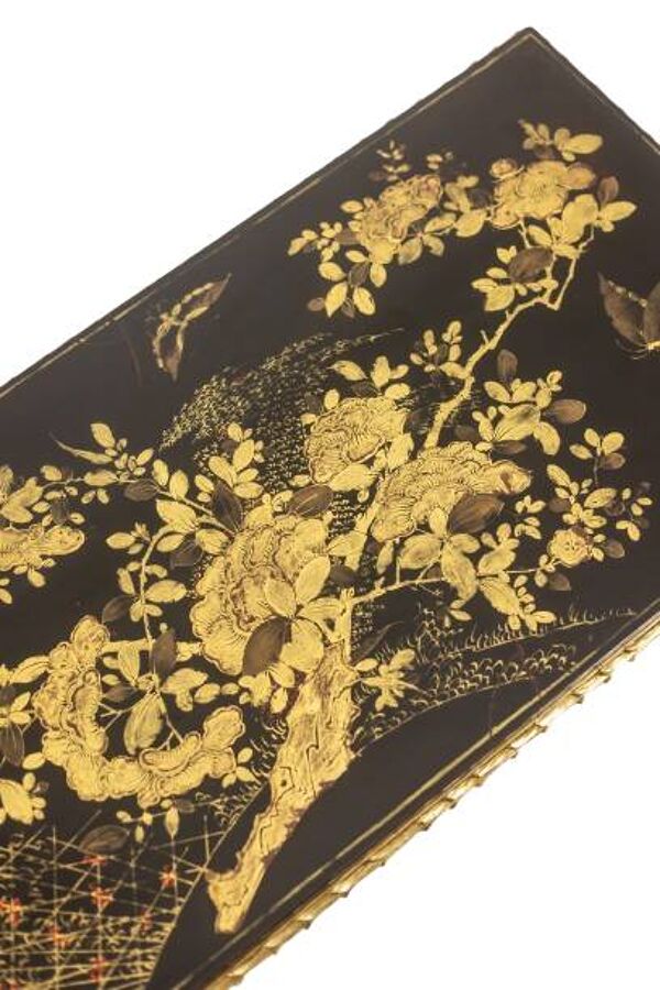 Maison Baguès. Table basse en bronze, laque noire, décor or. Circa 1970