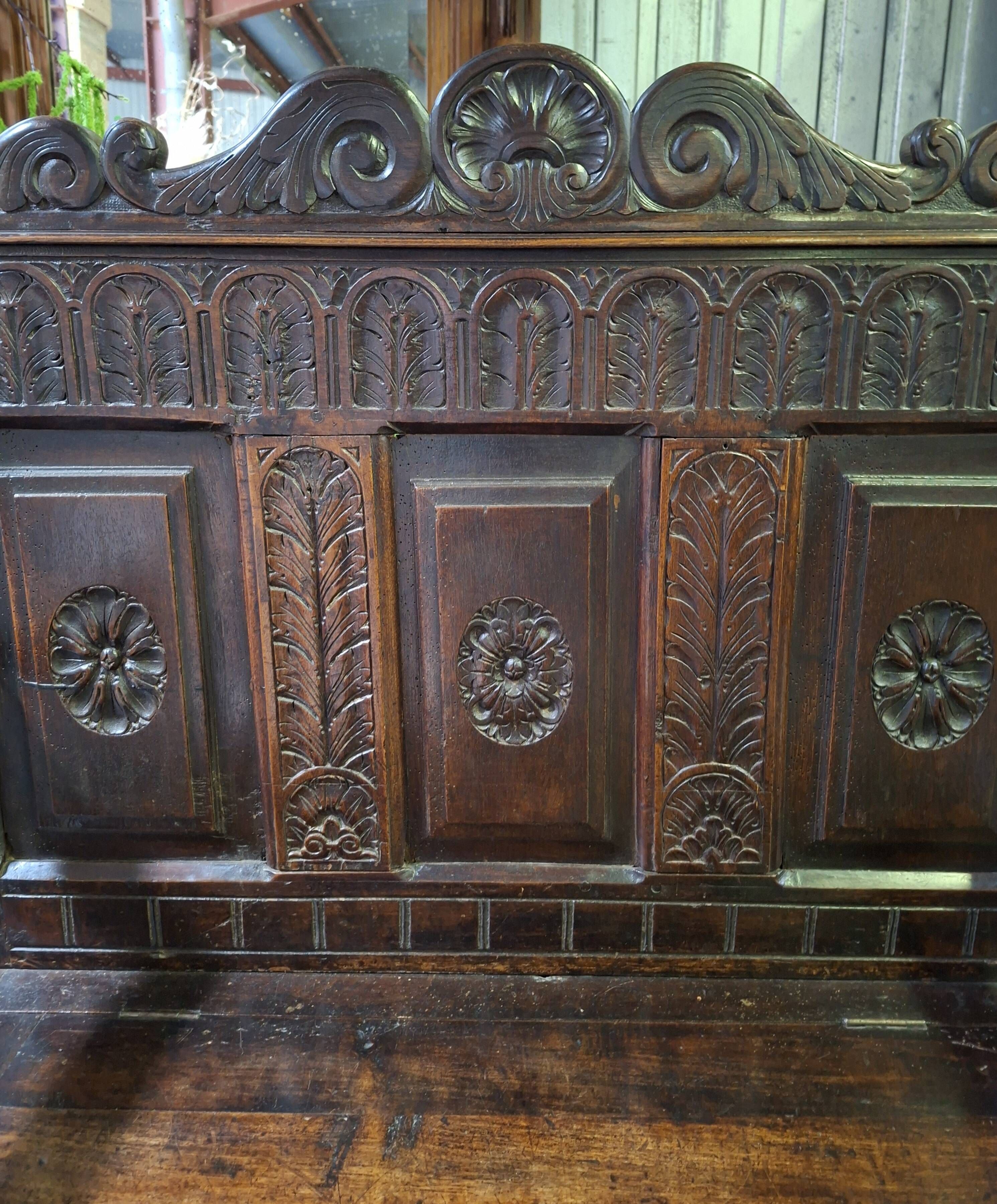 Banc coffre en bois richement sculpté – Style Renaissance – XIXe siècle