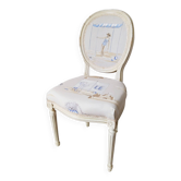 Chaise médaillon tapissée Louis XVI , patine craquelée beige , tissu mer