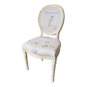 Chaise médaillon tapissée Louis XVI , patine craquelée beige , tissu mer