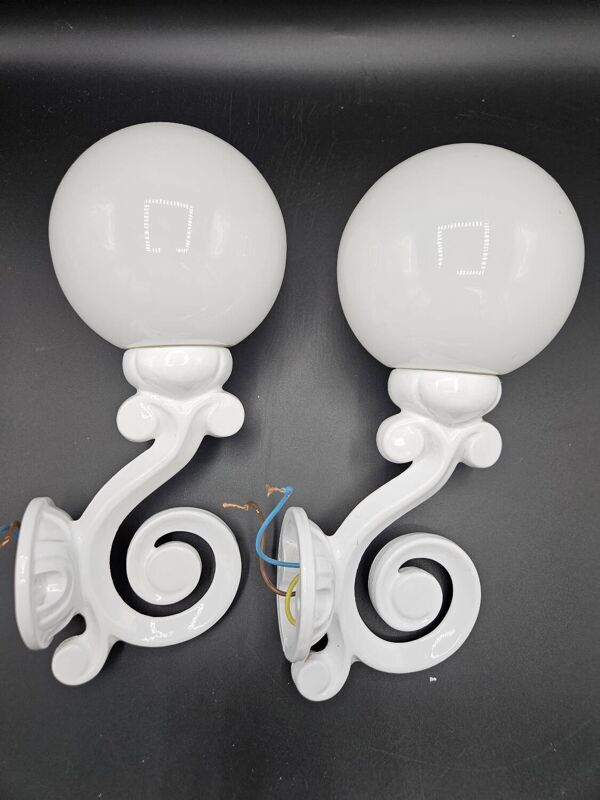 Paire d'appliques murale en fonte émaillée blanc milieu xxème siècle