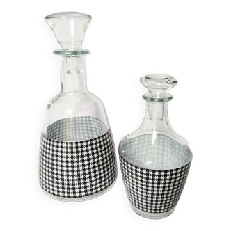 Lot de 2 carafes en verre pied de poule noir et blanc de la cristallerie d'Arques. Rare.