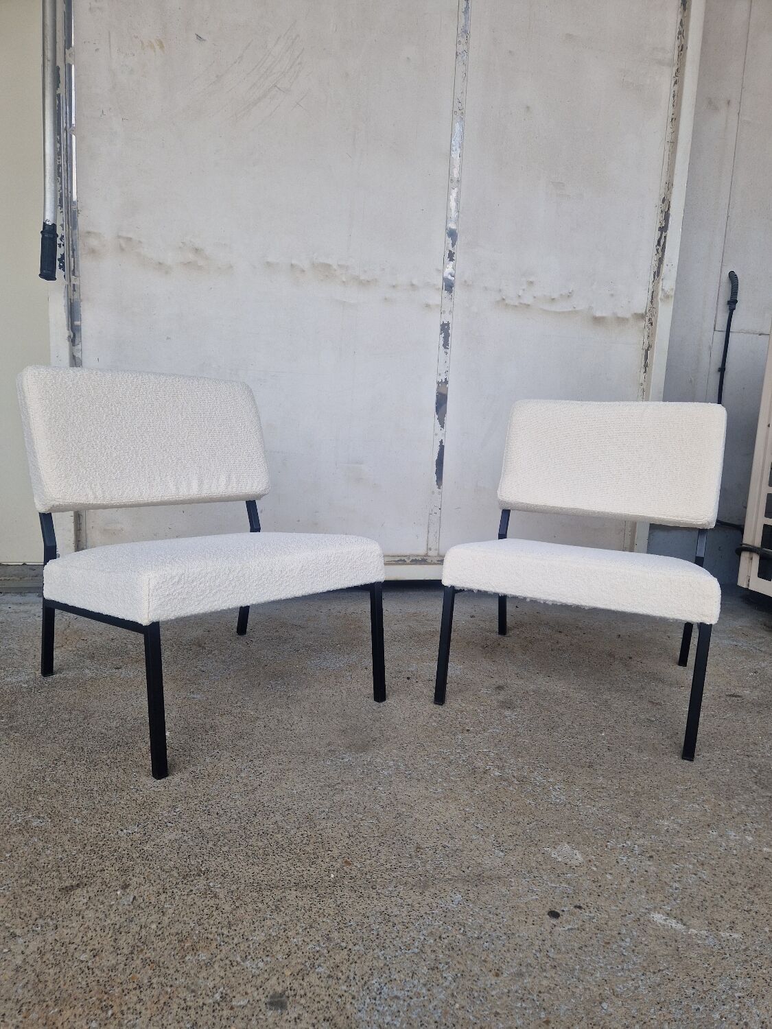 Paire de Fauteuils Fireside en métal et tissus bouclette par Pierre Guariche pour Airborne, 1960