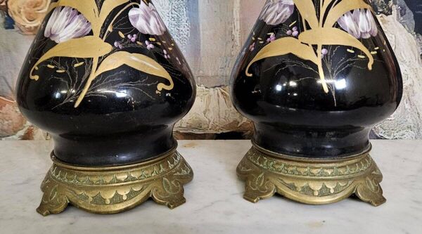 Paire de lampes d’époque Napoléon III, avec des fûts en porcelaine noire émaillée