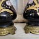 Paire de lampes d’époque Napoléon III, avec des fûts en porcelaine noire émaillée