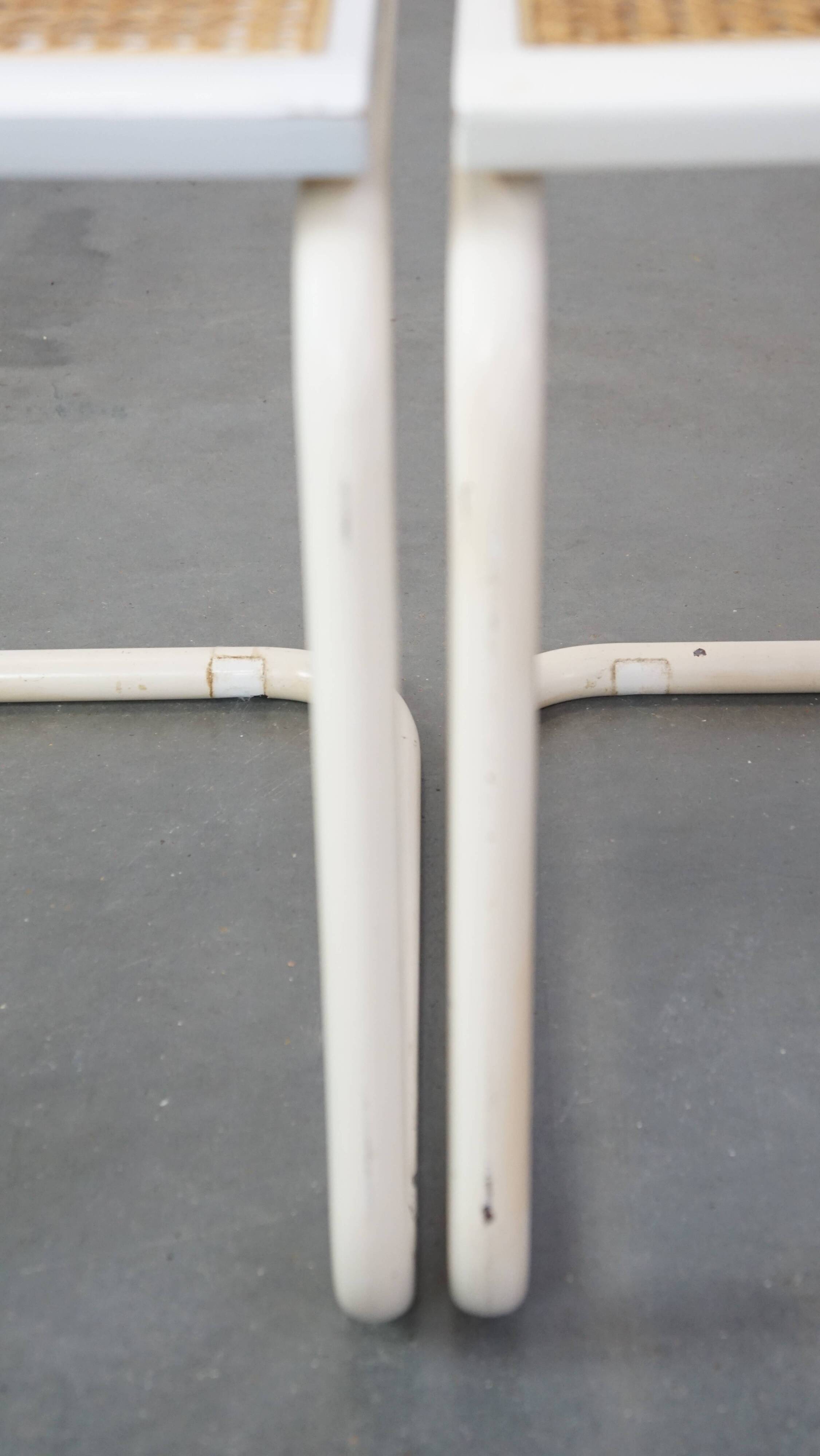 Lot de 4 chaises de salle à manger blanches au design vintage dans le style de Marcel Breuer avec assise en osier