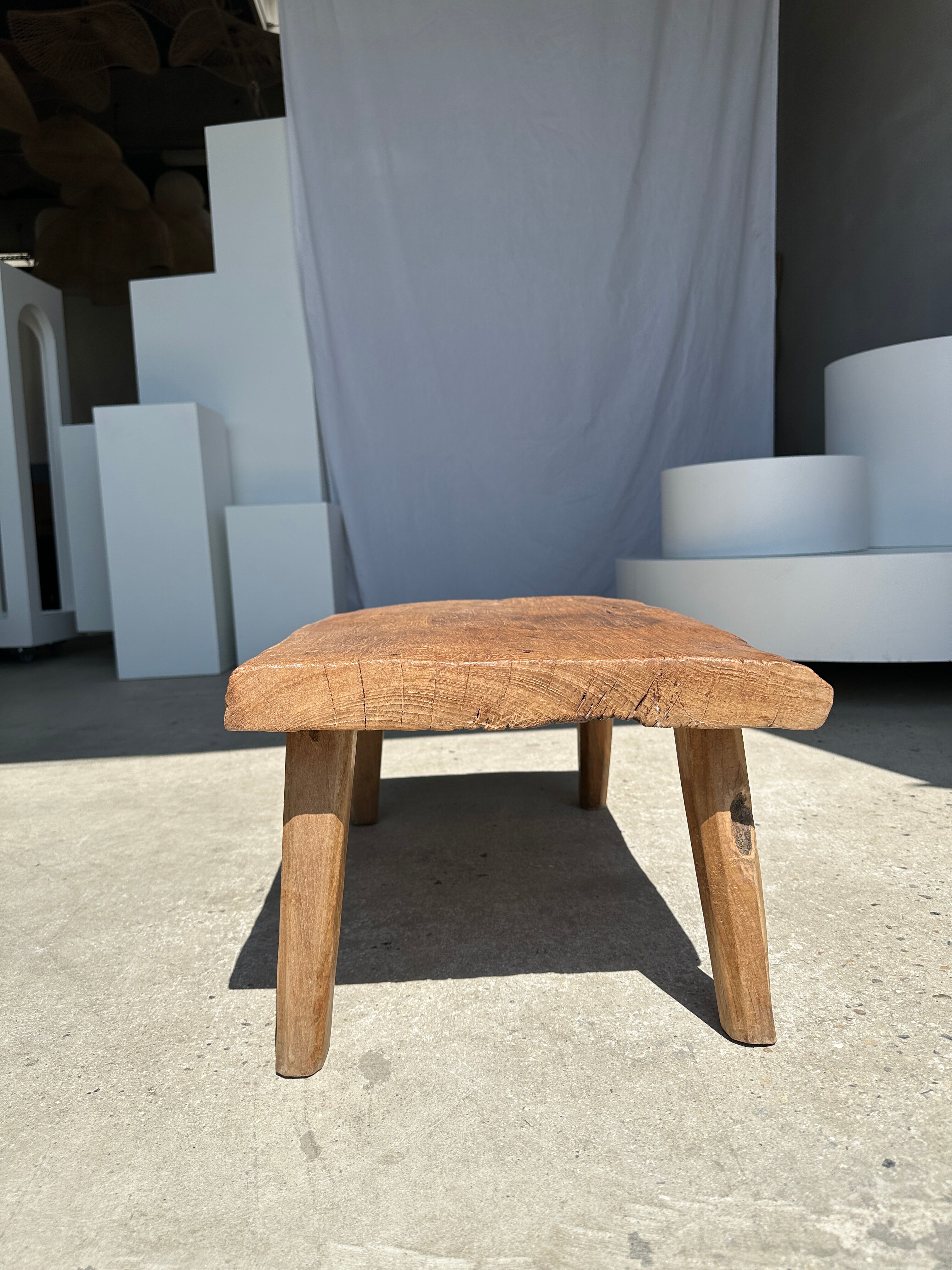 Coffee table in blond teak quadripod